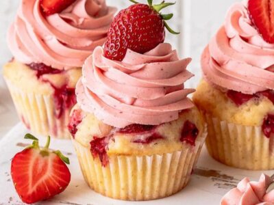 Strawberry Buttercream Cupcakes: Irresistibly Delicious & Easy to Make