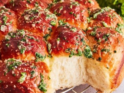 Irresistible Garlic Buttermilk Buns: Easy & Flavorful Recipe